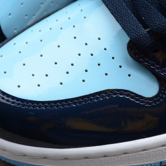Athletic_Shoes